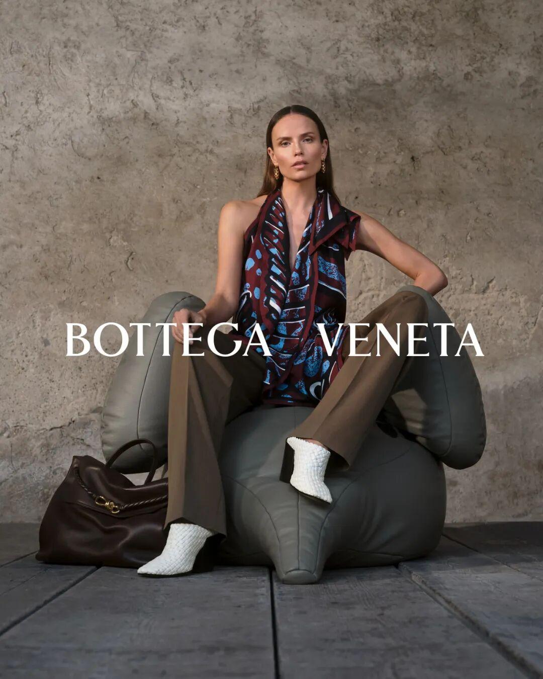 Natasha Poly，凭借标志性的“X型台步”在时尚圈声名远扬，今年在时尚圈