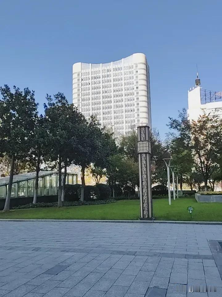 宿迁是苏北中心城市，和徐州淮安差距正在缩小，需要做大做强，引入物流商贸广场，增加