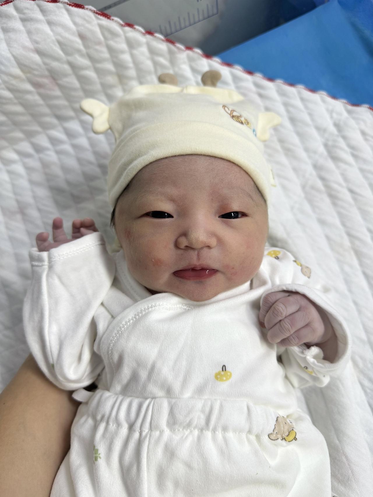 刚出生就是高颜值的～小公主👧🏻
能有多可爱 人类幼崽