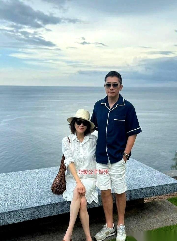 谁敢信这俩人加起来都122岁了？
照片一刷出来，我直接愣住。
刘嘉玲一身白衬衫裙