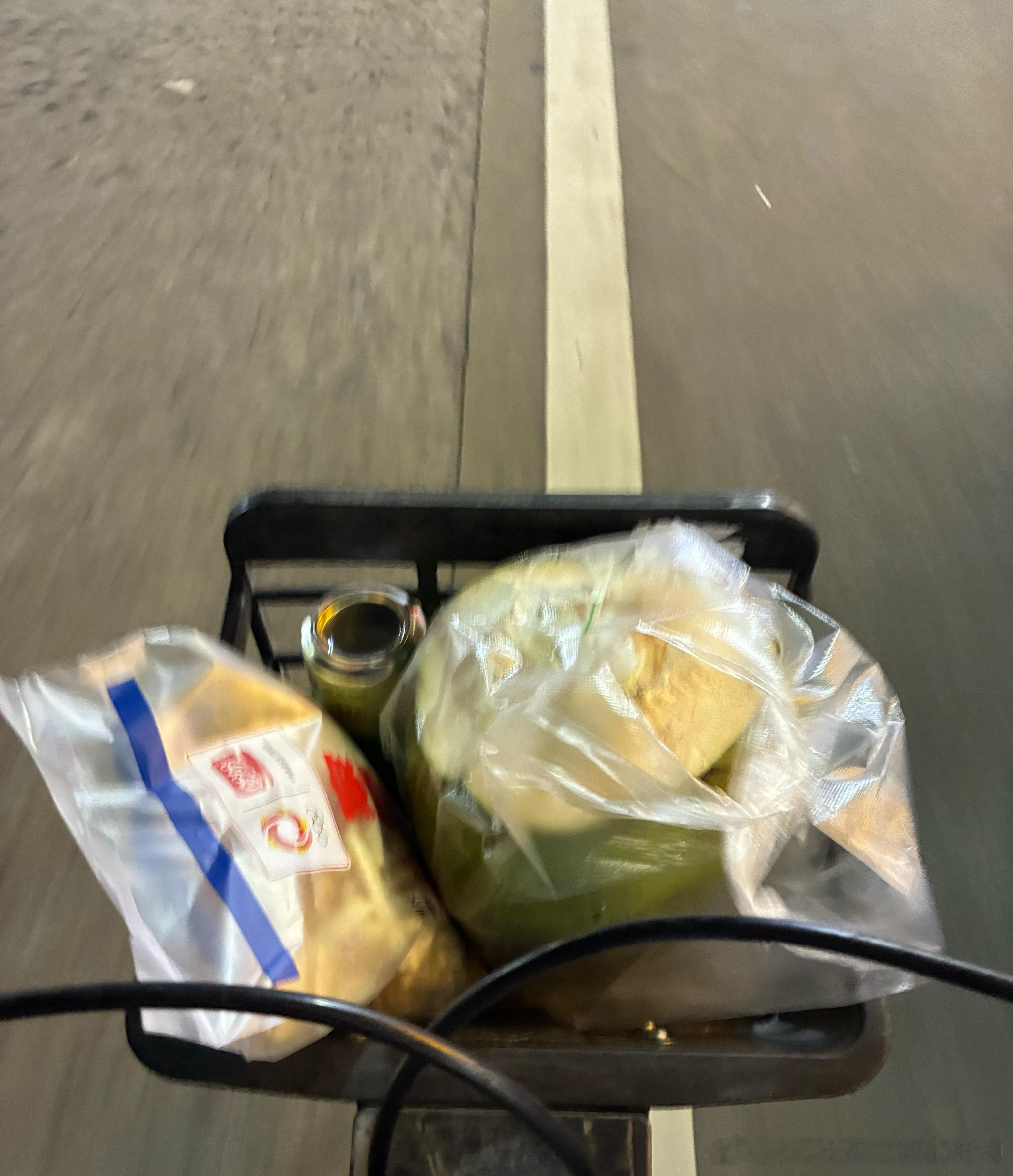 最终发现只有椰子🥥是最好喝的，鸡排都不敢吃，怕牙疼。