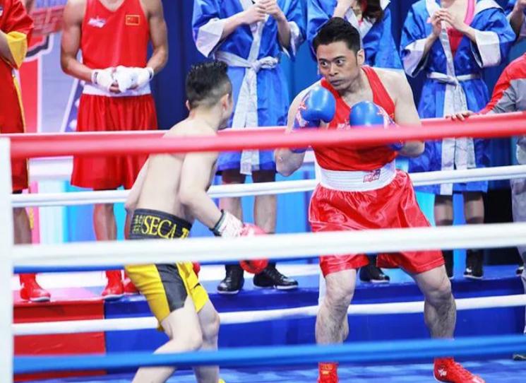 2016年，樊少皇挑战邹市明，两人直接擂台上见真章，开始之前，48kg的邹市明对