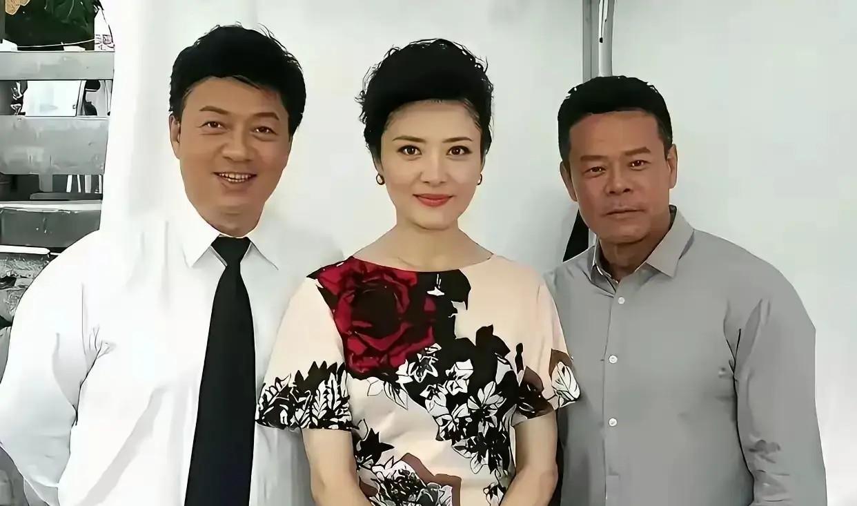 左边的是吕继宏和央视主持人周涛，右边的这位矮小粗胖，满面笑容的他是谁？周涛综艺首