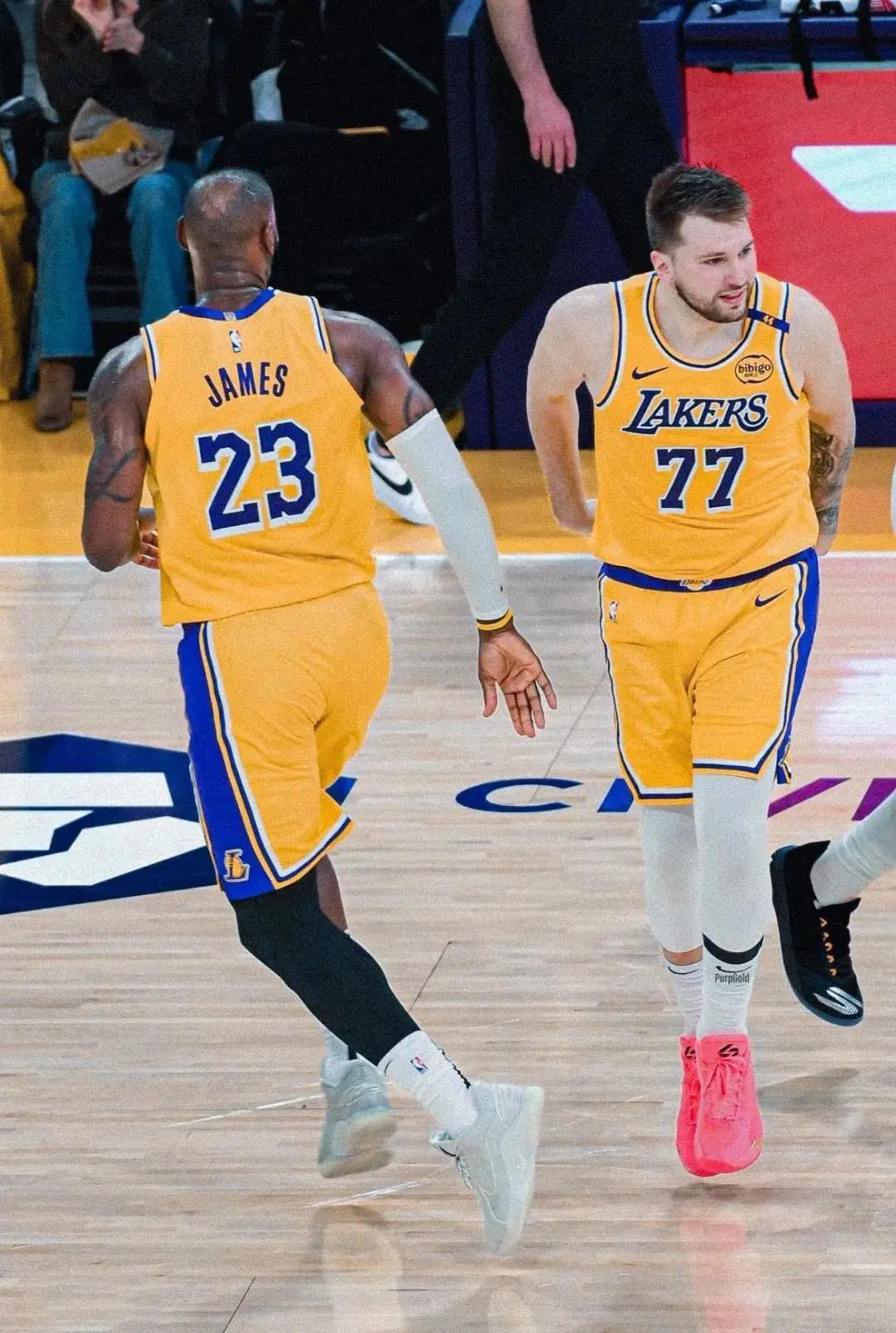 终于知道独行侠为何想交易东契奇的原因了。湖人战活塞队，东契奇四节不到，就有8次失