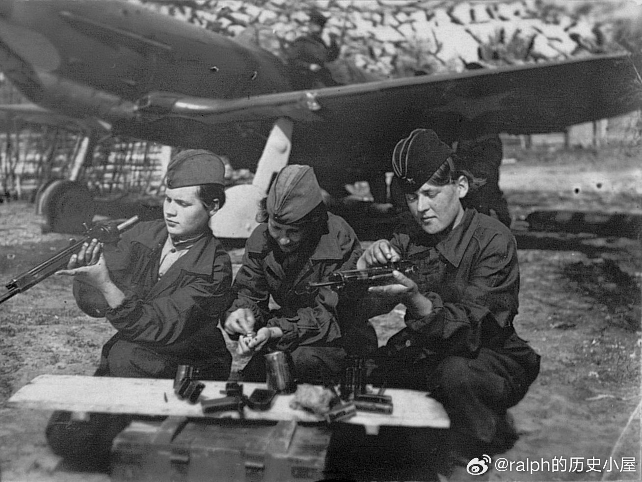1943年歼击航空兵第156团地勤在Кипуя基普亚机场清理ШКАС机枪，左起下