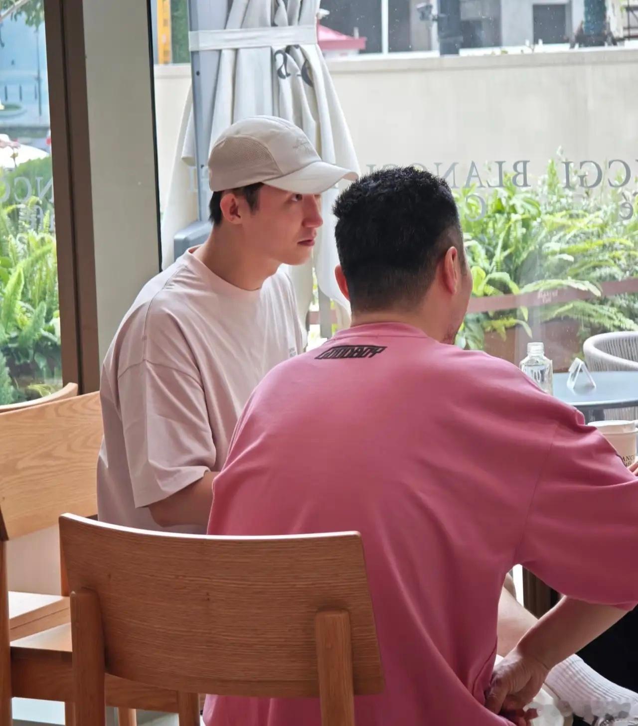 33岁黄景瑜在上海一间咖啡店会友被偶遇，他穿着白袜和拖鞋，打扮休闲又不失时尚，身