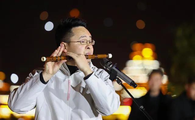 上联：夜静孤村笛声远；
下联：？？？
