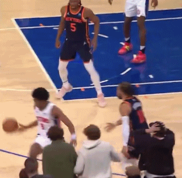 北京时间2月27日讯，今日NBA常规赛尼克斯113-111险胜活塞。比赛最后时刻
