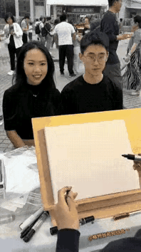 这画的也不像你俩啊，咋就买单了？或许是美丽的谎言，人们也愿意接受吧[捂脸]