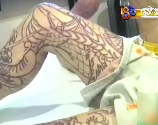 浙江杭州，女子远在江西老家的儿子暑假过来看妈妈，结果自己做主去纹身店纹了大花腿，