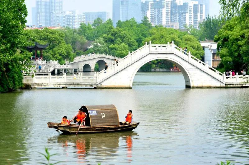 七绝 二萧
倚坐茶阁嗔语娇，
轻执香扇玉楼箫。
融融春日柔金缕，
淡淡清茶伴歌笑