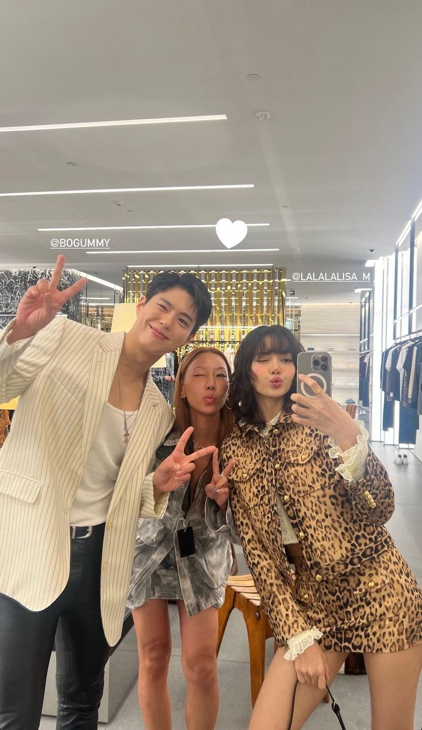 #Lisa朴宝剑合照#Lisa朴宝剑同框合照，Lisa、朴宝出席活动，Lisa身