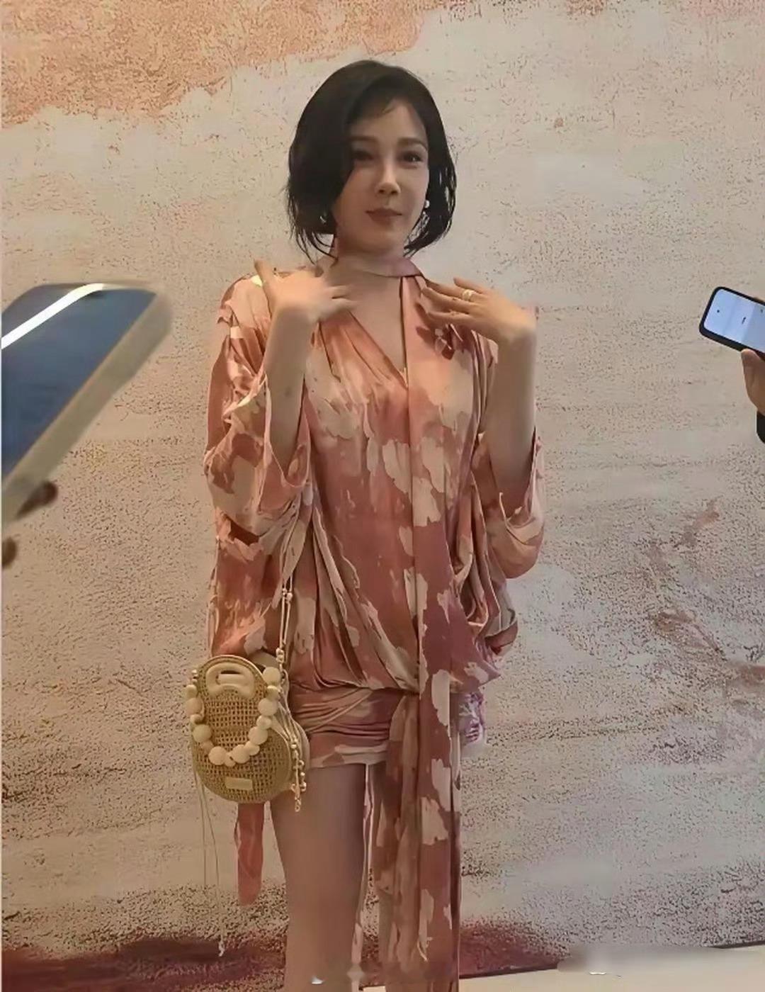 陈小纭这也太夸张了，大腿小腿几乎一样细，女明星也太瘦了 