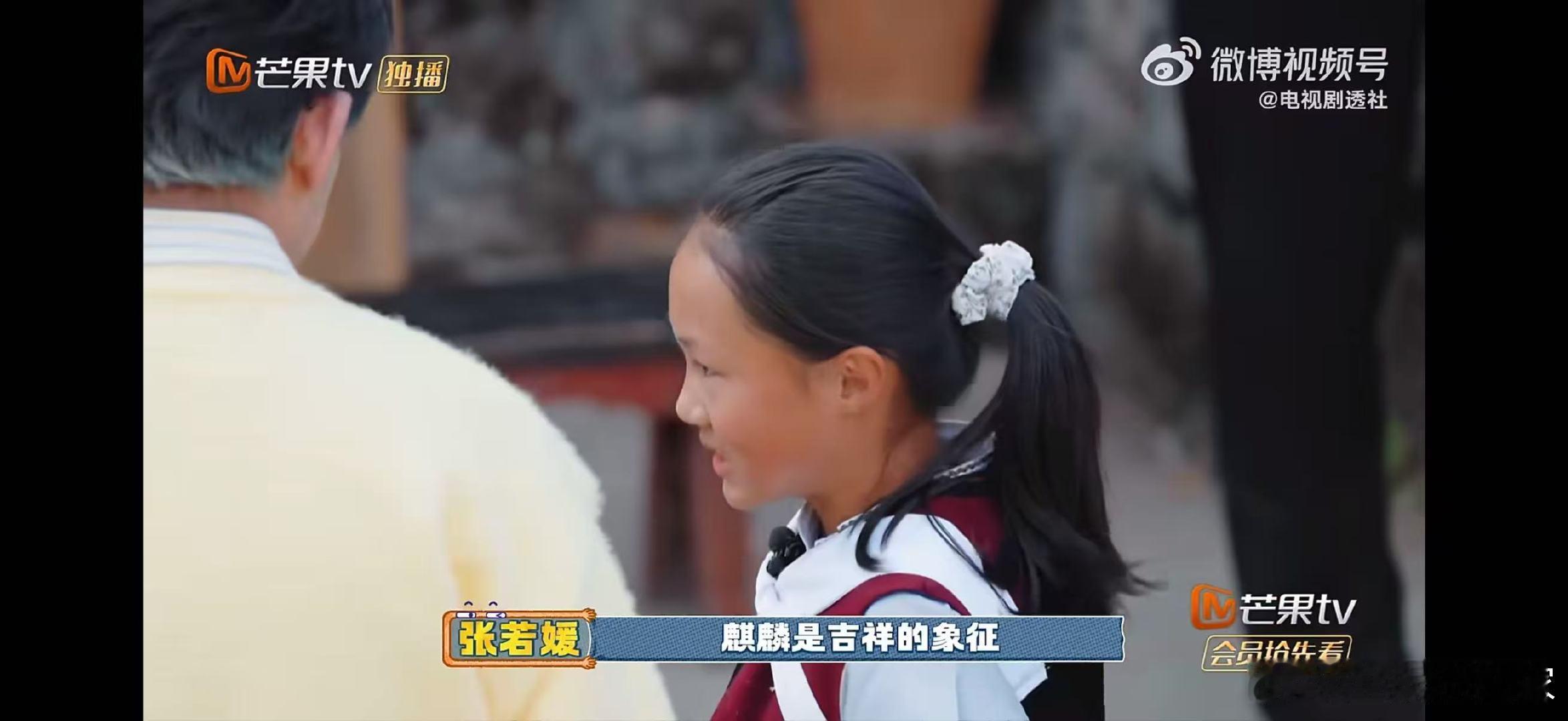 苏醒 我的猫步很曼妙快乐老友记苏醒走猫步的氛围感绝了，提着云彩灯笼，云中漫步的喵