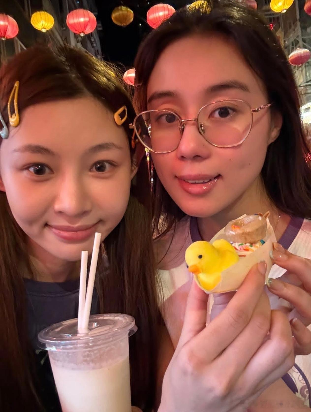 痞幼与赌王女儿何超欣合照痞幼何超欣合照 痞幼与赌王女儿何超欣合照，她们两居然认识