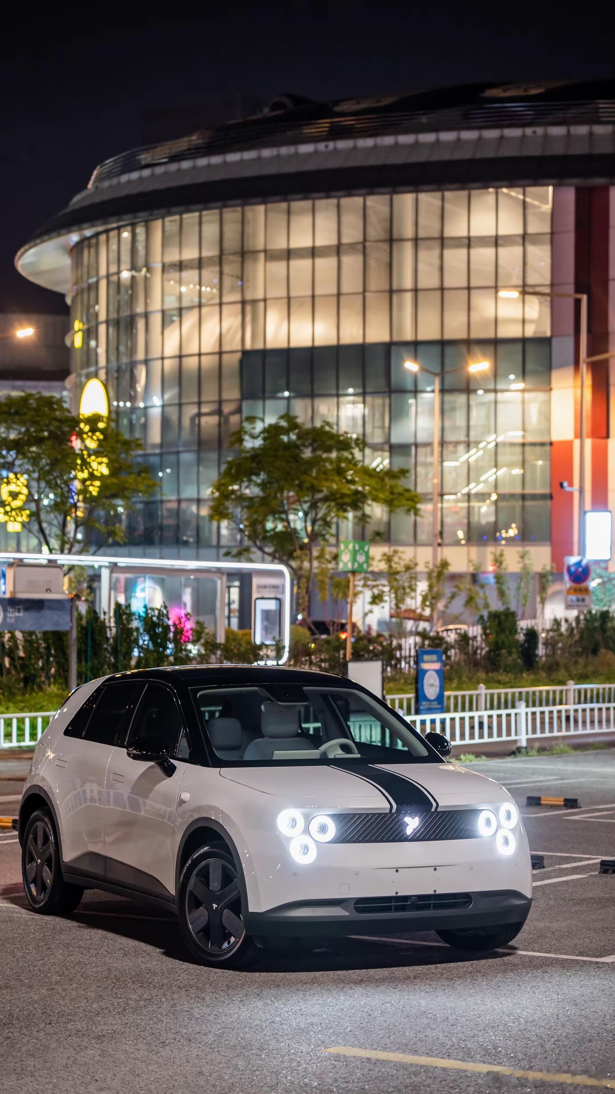 蔚来萤火虫这小车车是越看越喜欢，车身尺寸4003×1781×1557mm，轴距2