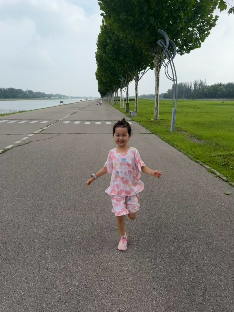 珍惜吧，姐姐8岁已经觉得这个行为幼稚了 