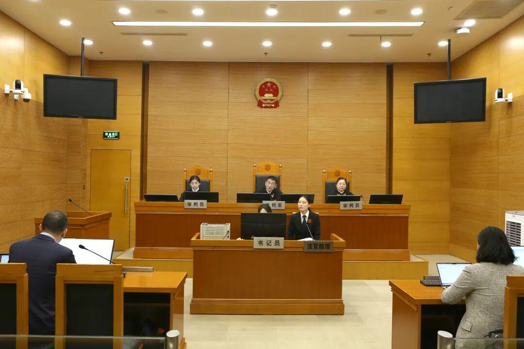 一家香港公司委托新加坡船务公司，把一批电子产品从上海运到巴拿马。结果货到了目的港