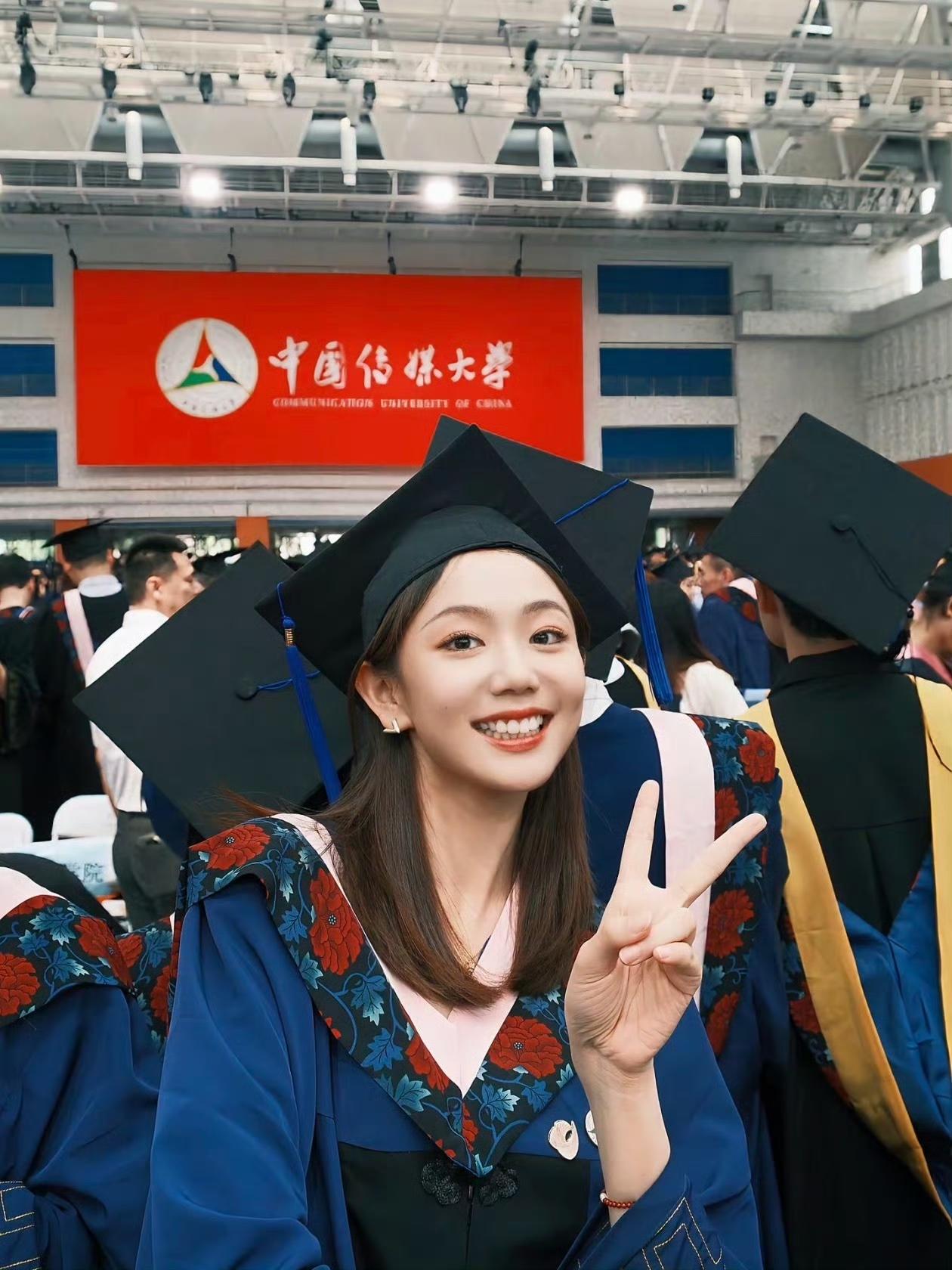 冯禧毕业于中国传媒大学，优秀又努力的女生，配许嵩完全够了。
哪是什么追星开了金手