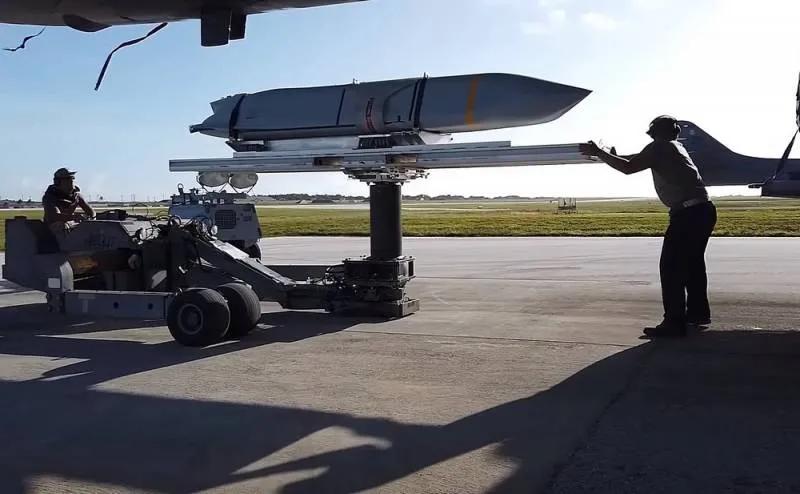 乌克兰希望从美国获得射程达1000公里的AGM-158巡航导弹 乌克兰希望从美国