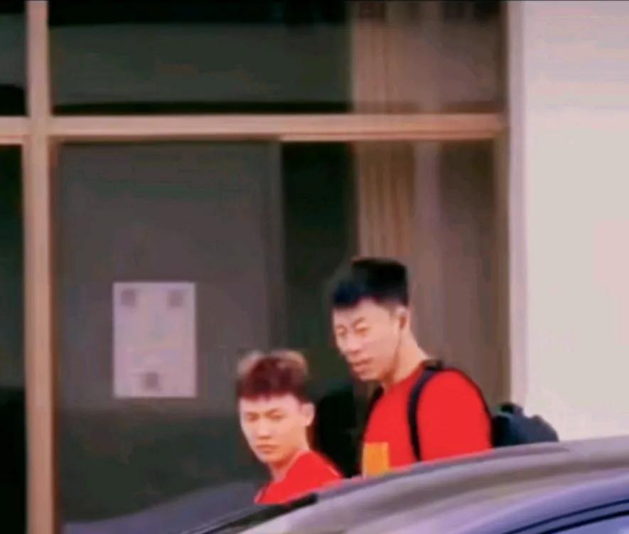 国家队集训，徐杰和张镇麟相谈甚欢，引起球迷各种兴趣。
张镇麟:杰哥，很高兴咱们成