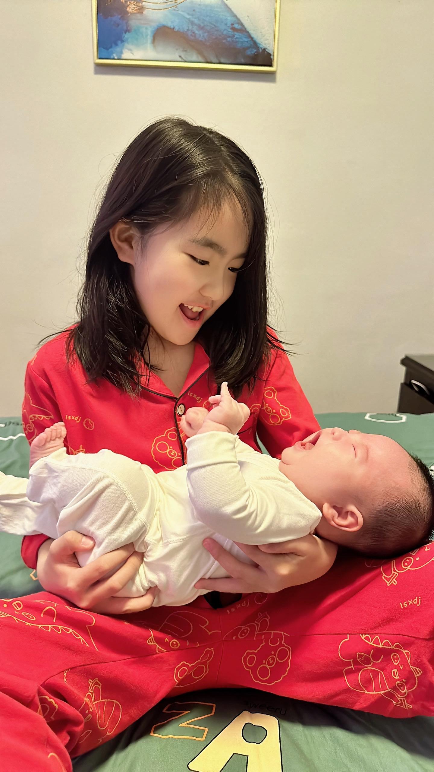 满眼宠溺。姐姐抱弟弟的瞬间，大概是这个世界上最纯真、最美好的缩影。果然...