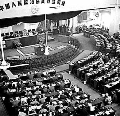 1949年，陈毅来北京开会，把豪华客房让给了傅作义，警卫员受辱似的抱怨："什么，