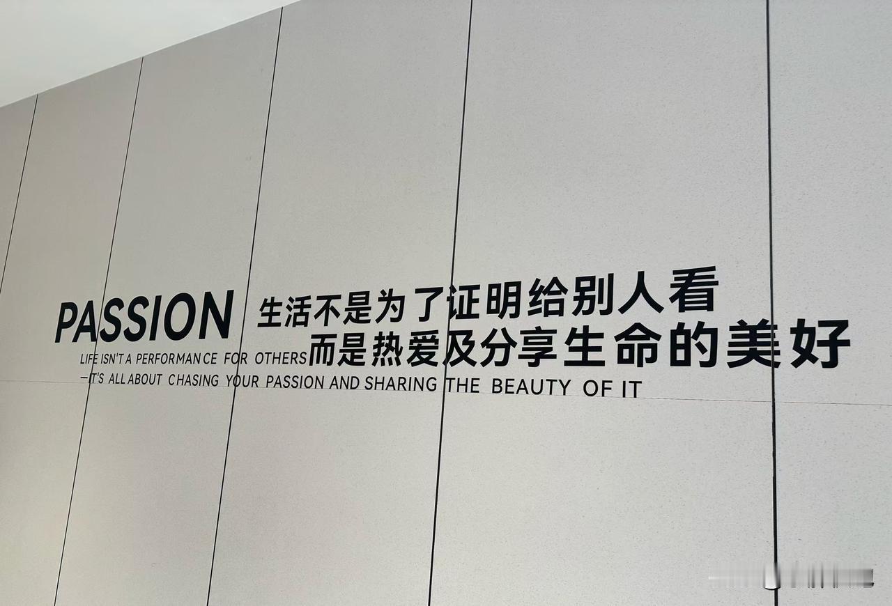 以前洗面奶一支两百块，现在十块钱一支的妮维雅也挺好用的。真的，有时候现在想想以前
