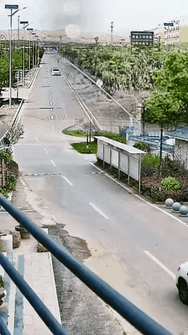 这起事故看了几遍，不明白是谁的主要责任？

从视频显示来看，马路先是一头一辆白色