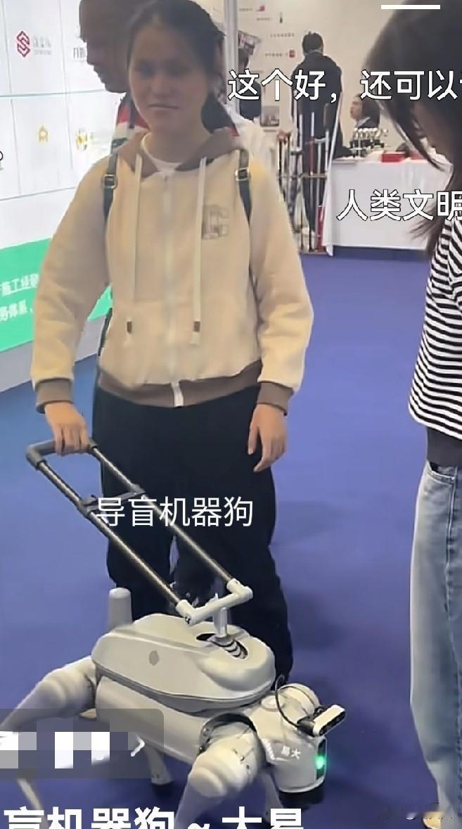 失明人的福音来啦，导盲机器狗。
     这绝对是好事儿，很多人会说导盲犬失业了