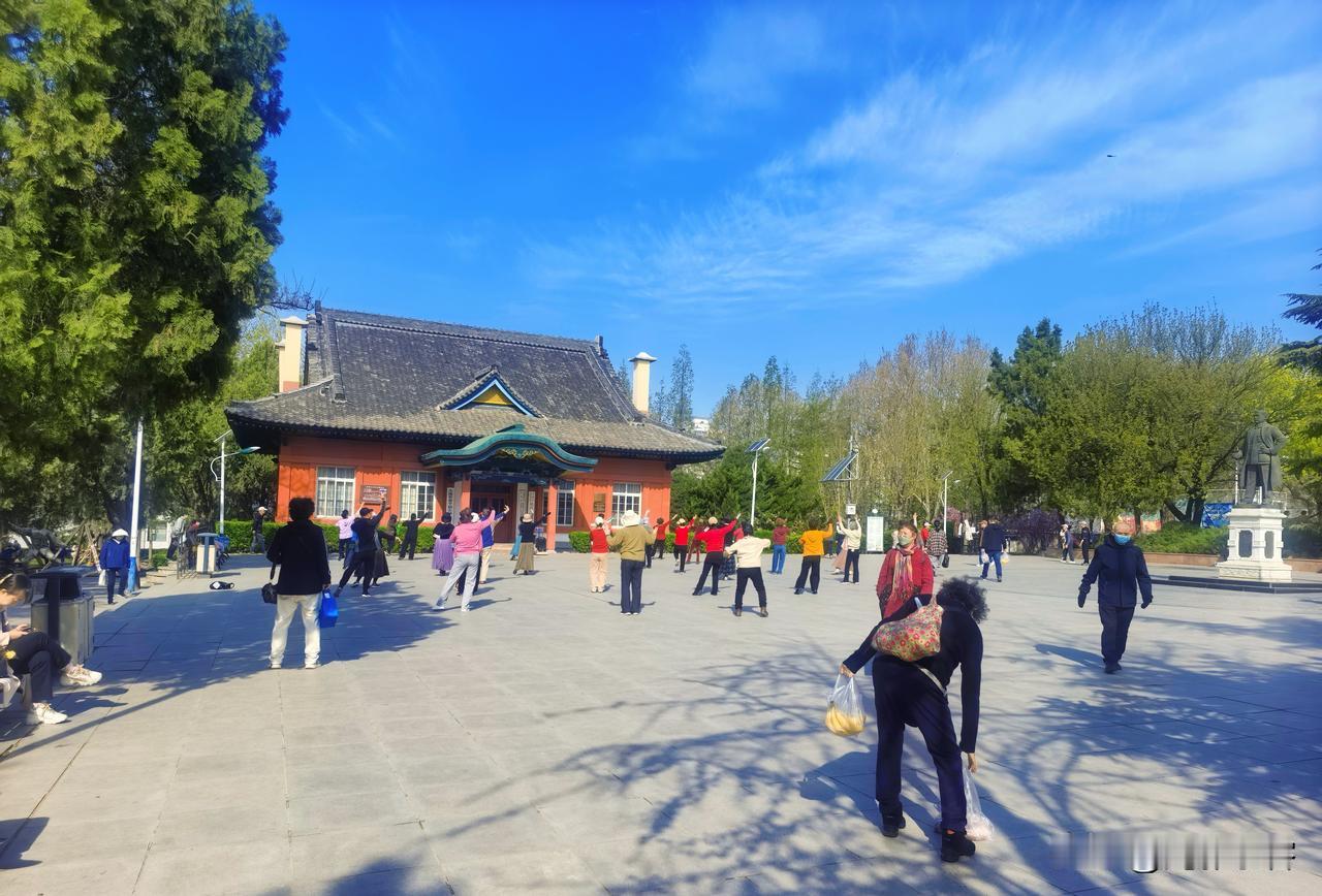 大连的春天姗姗来迟，现在刚刚进入春暖花开的时候。早晨起来看地图发现宾馆就在中山公