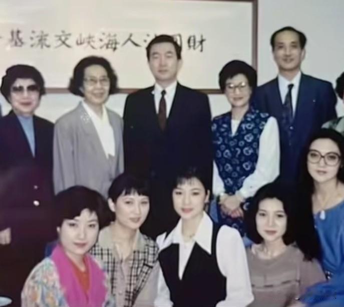 1994年，上海越剧院红楼团赴台湾演出，留下了这张珍贵的合影。
后排站着越剧宗师