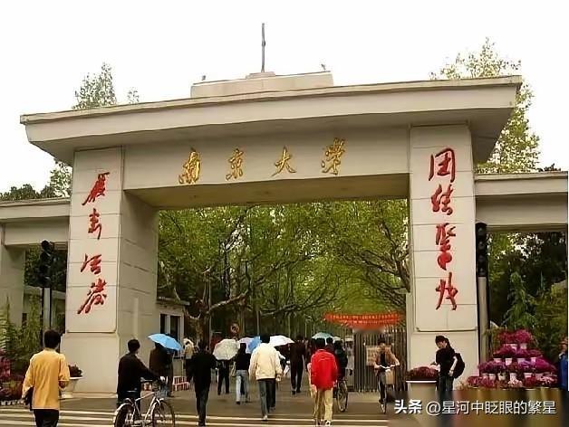 今年，南京大学给四千多名大一新生发了个“统一指令”。
所有人，带着行李箱，直接去