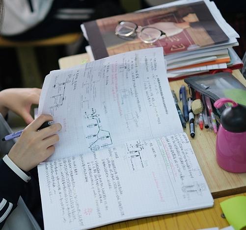 现在感受到了：高中能打600分，很不容易。特别是文科生。

那是第1次家长会。