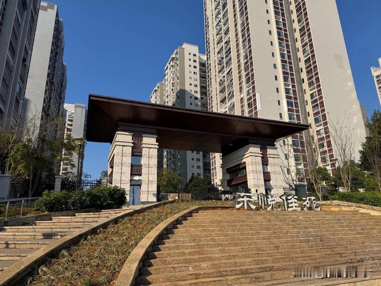 ⚠️欠费就停46部电梯？全小区被迫爬楼！这操作合法吗？✅
太疯狂了！因为几户业主