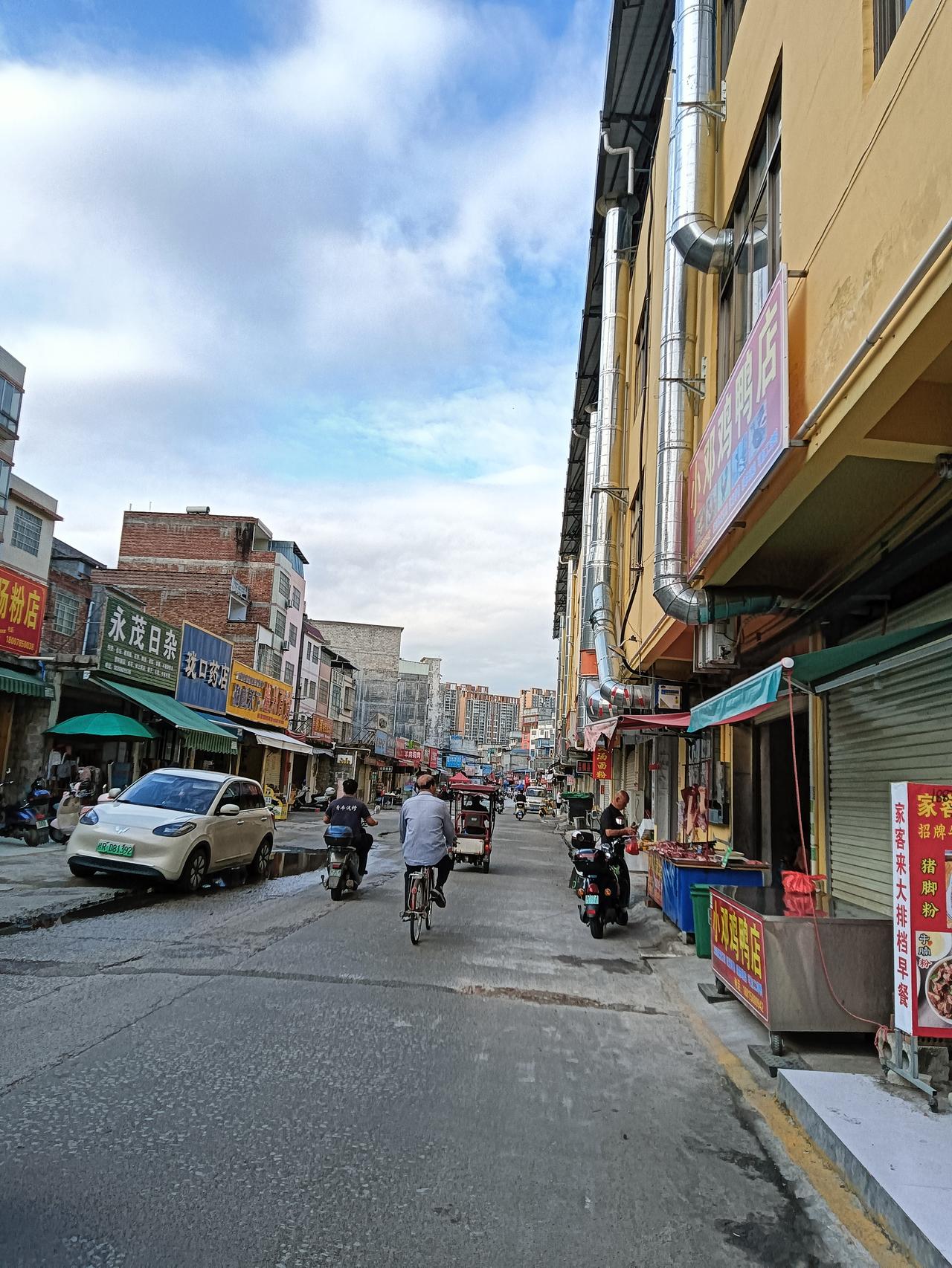 早上的贵港市港北区龙圣小市场人渐多，现正是本地糯玉米大量上市季节。所见现带壳衣卖