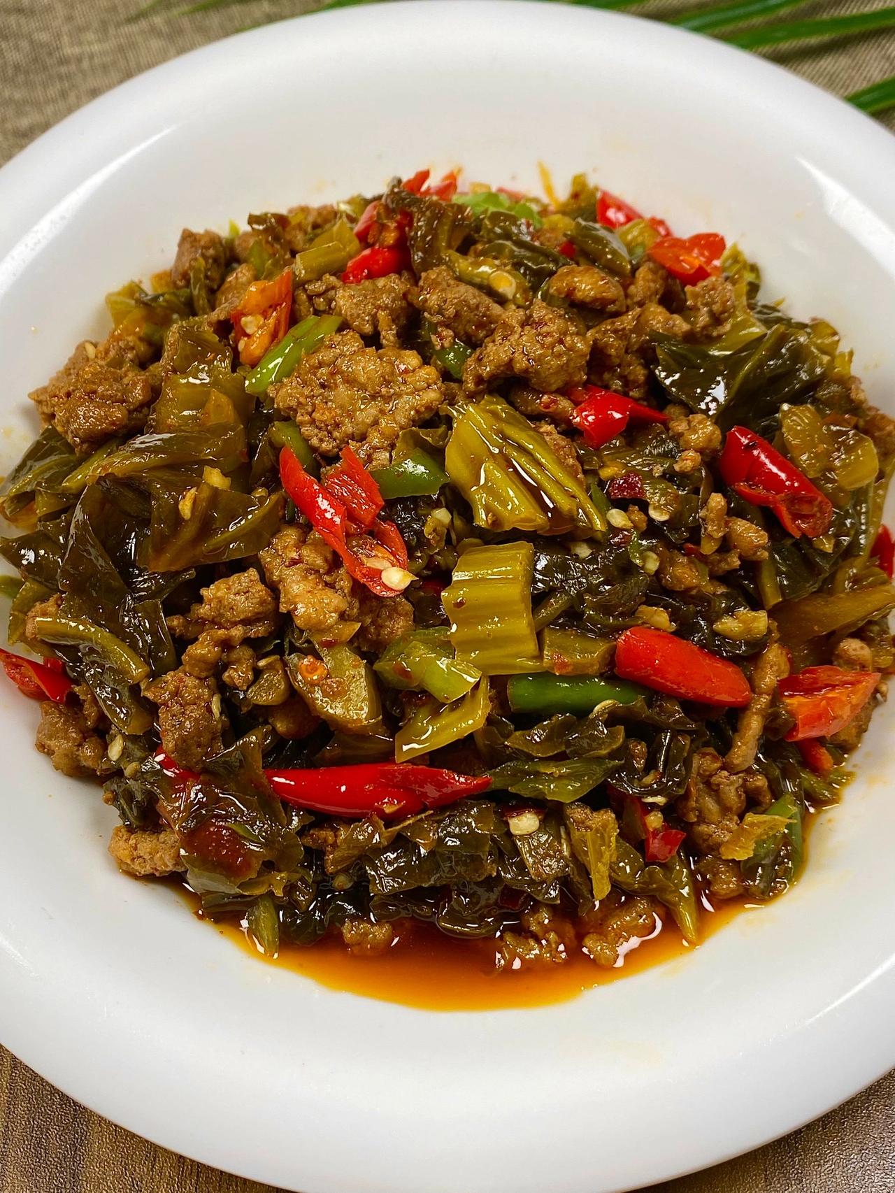 下饭菜！！肉末酸菜！每次我妈做这道菜我都能多吃两碗米饭，拌面拌饭都好好吃！！酸辣