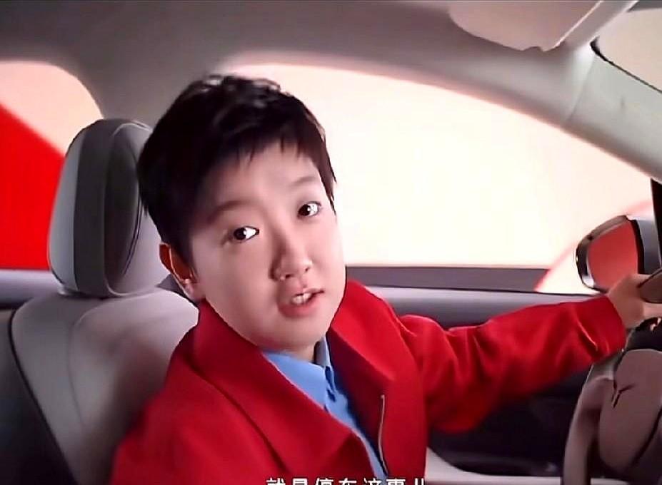 孙颖莎一拧腰，红旗H9就甩了个尾。
不是广告，是把冠军的那一下，刻进了车屁股上。