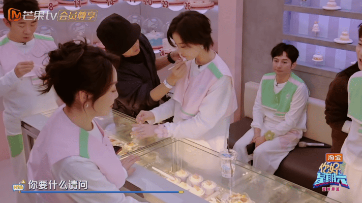 被何老师的情话钓成翘嘴了何老师这情话输出简直是降维打击啊!接闫妮的话茬三句不离糖