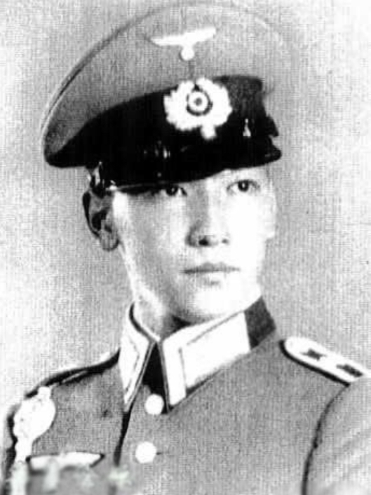 1942年秋，陇海线潼关开往西安的夜列车上，发生过一桩颇具讽刺的小事。国军一名少