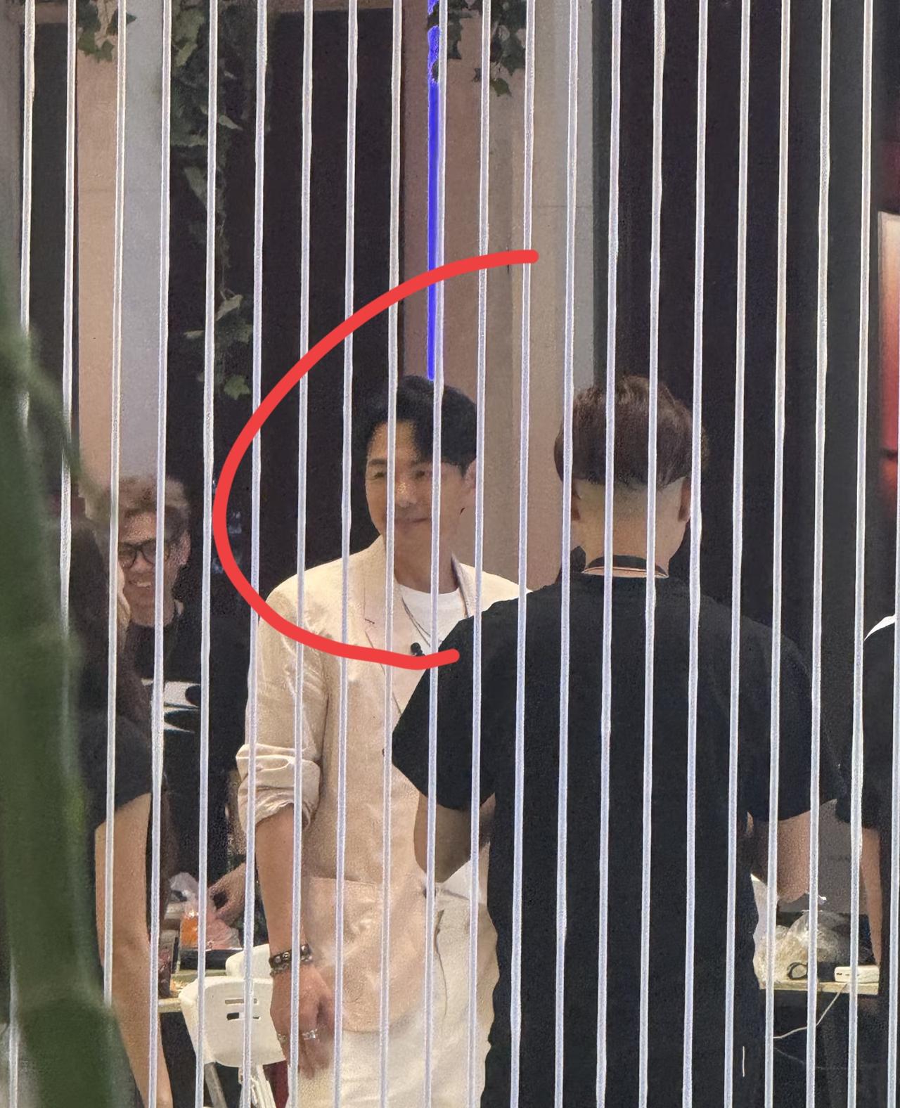 远远看到的，这是哪个男明星啊？怎么这么帅气儒雅！男神啊，大家知道他是谁吗？
真的