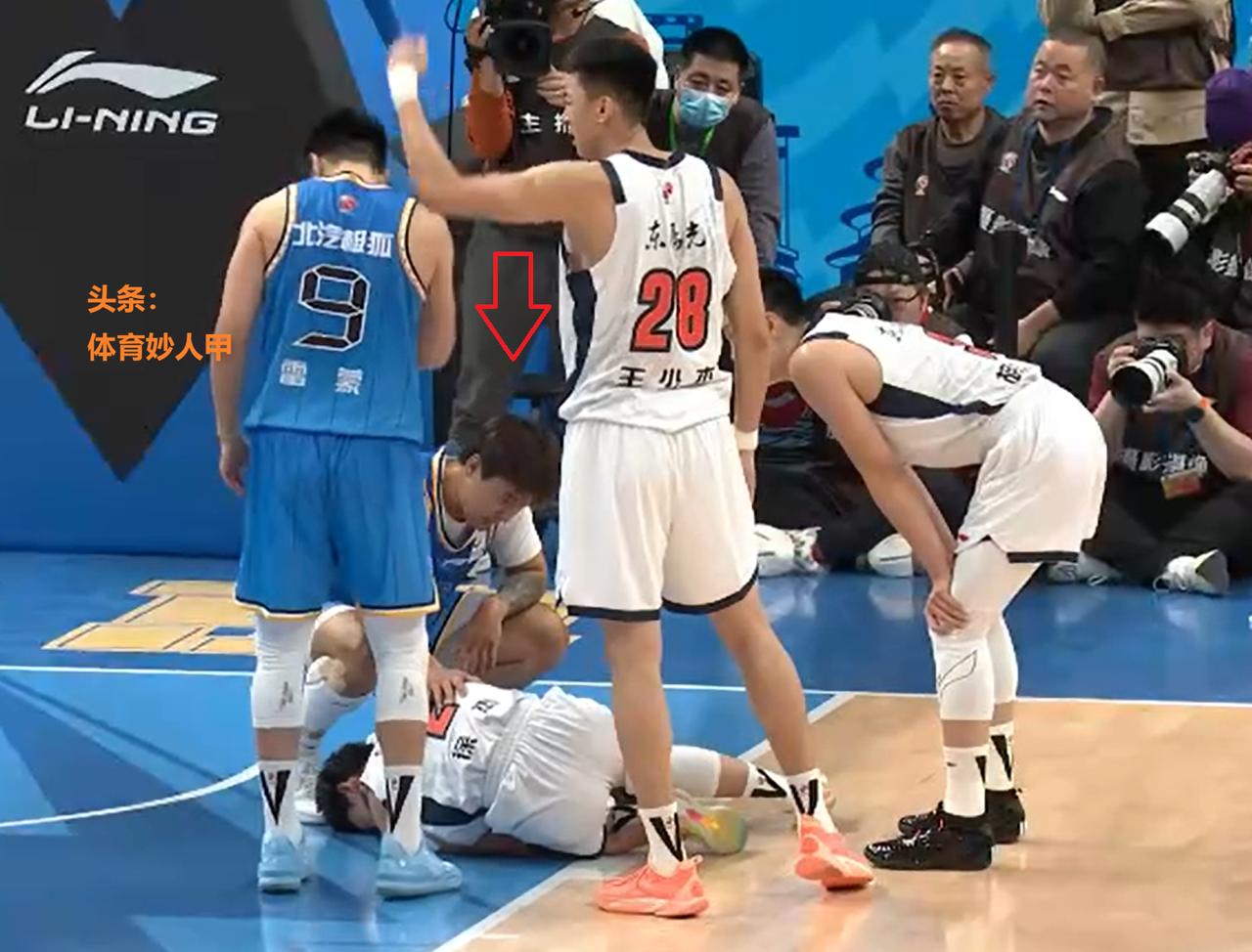 患难见真情！赵睿着急为徐杰叫队医，周琦默默离开，不闻不问，还找裁判理论……
昨晚