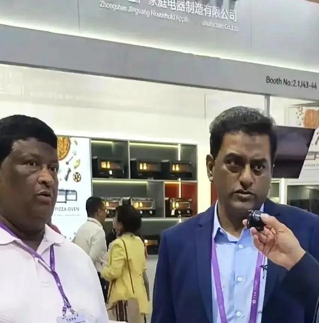 印度商人在义乌订了两千双鞋，付完定金后要求货到印度再结尾款。结果义乌商家直接发了