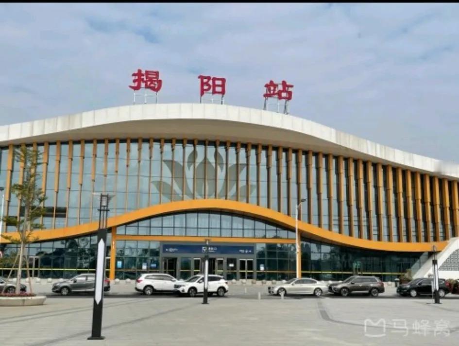 国庆假期即将结束，大量入揭阳古城游客乘坐高铁列车回程！
揭阳古城再见！
等来年，