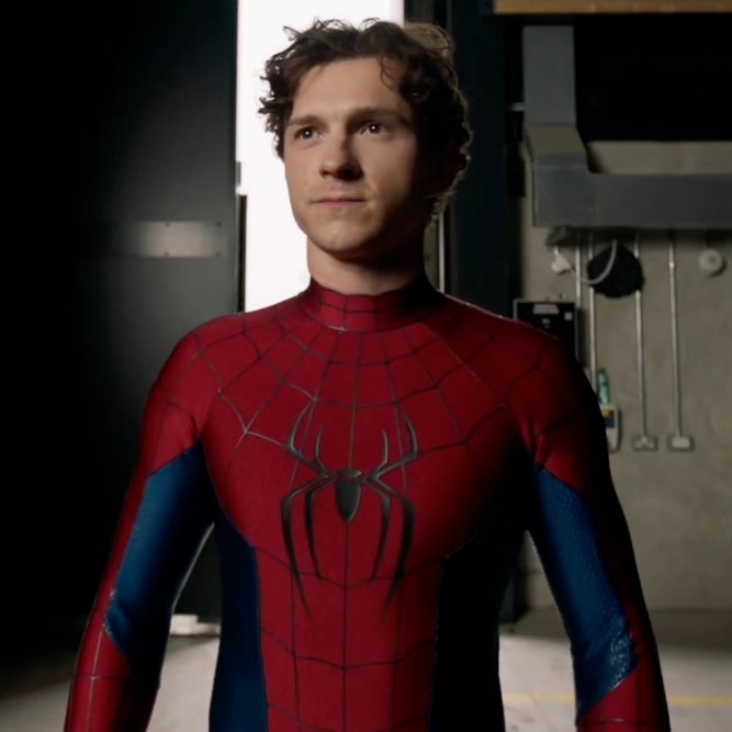 荷兰弟在《蜘蛛侠：崭新之日》中的蜘蛛侠战服灵感来源于托比和加菲的蜘蛛侠战衣。 