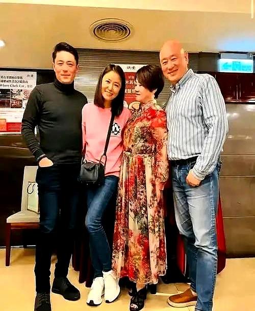 这状态太松弛了！
霍建华单手插兜，另一只手轻搂着林心如，和岳父岳母同框，笑得特别