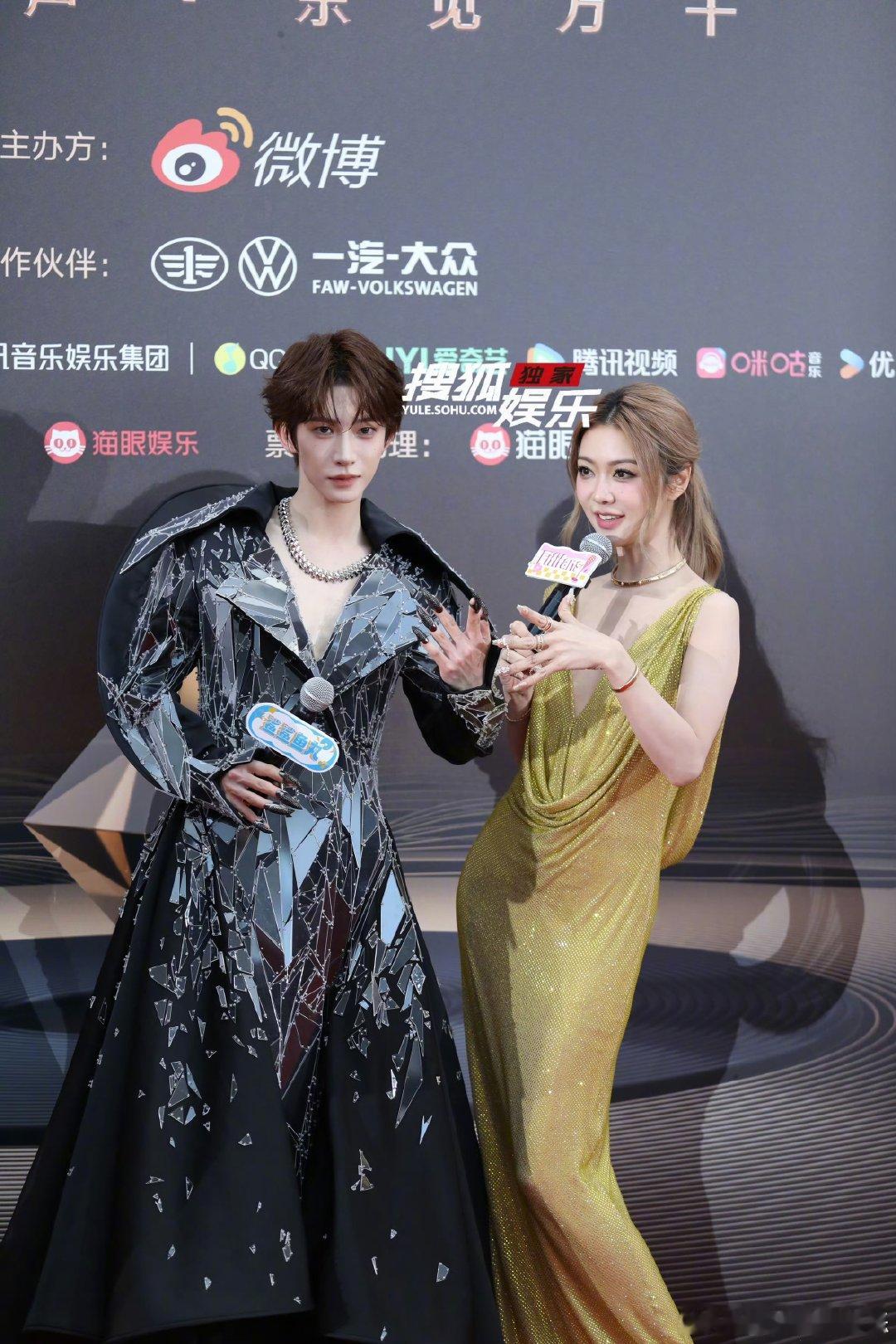 薛凯琪刘宇 对我眼睛很好哇！这俩同框就是行走的闪光弹啊！眼睛太舒服了！ ​​​