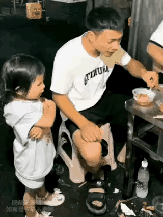 大多数小孩是没有是非观的，家长把她往哪个方向教育，就会成为什么样的人。
动图中这