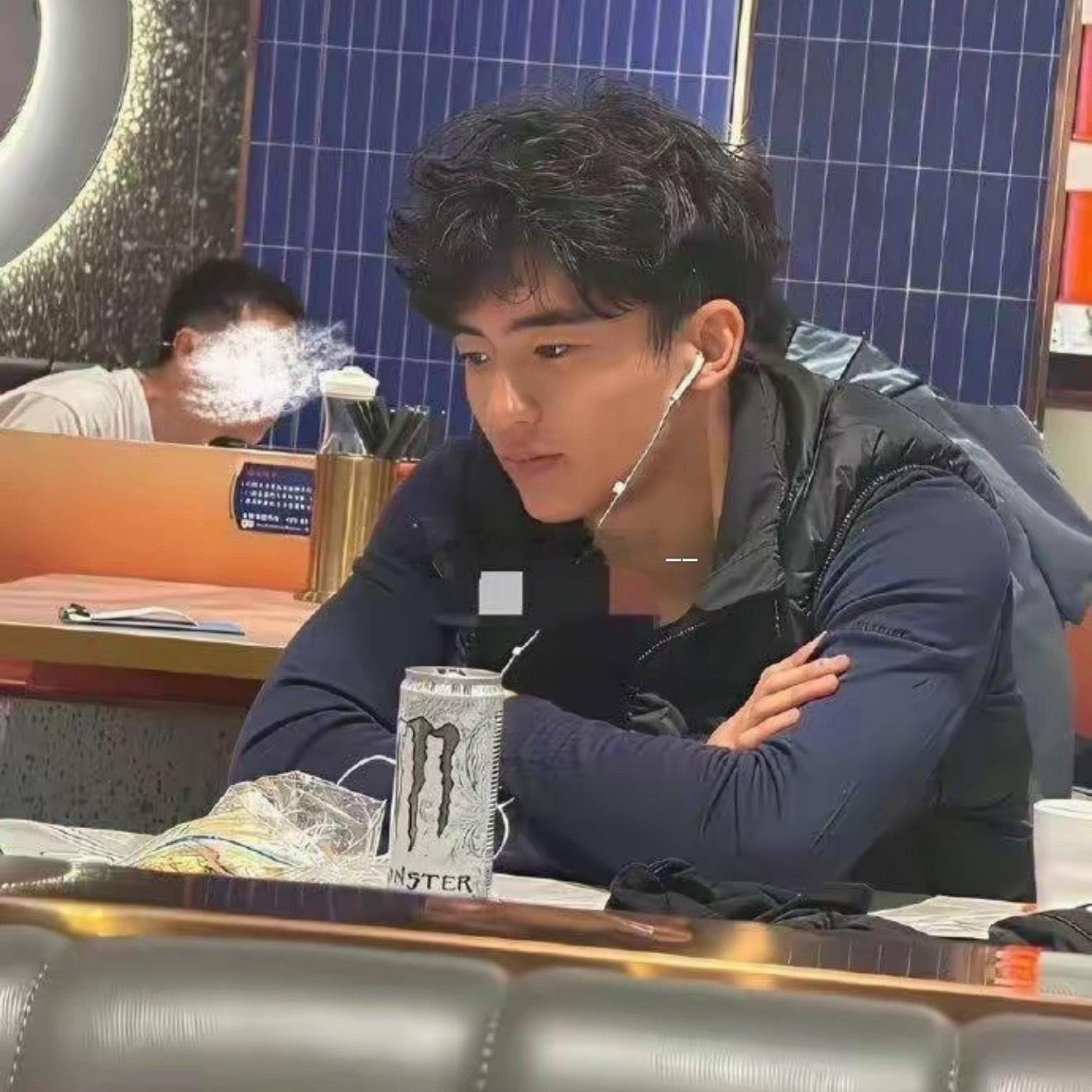 谢霆锋儿子是因为发型自然卷原因所以挡住了部分颜值，当网友给他换了个发型，你们看像