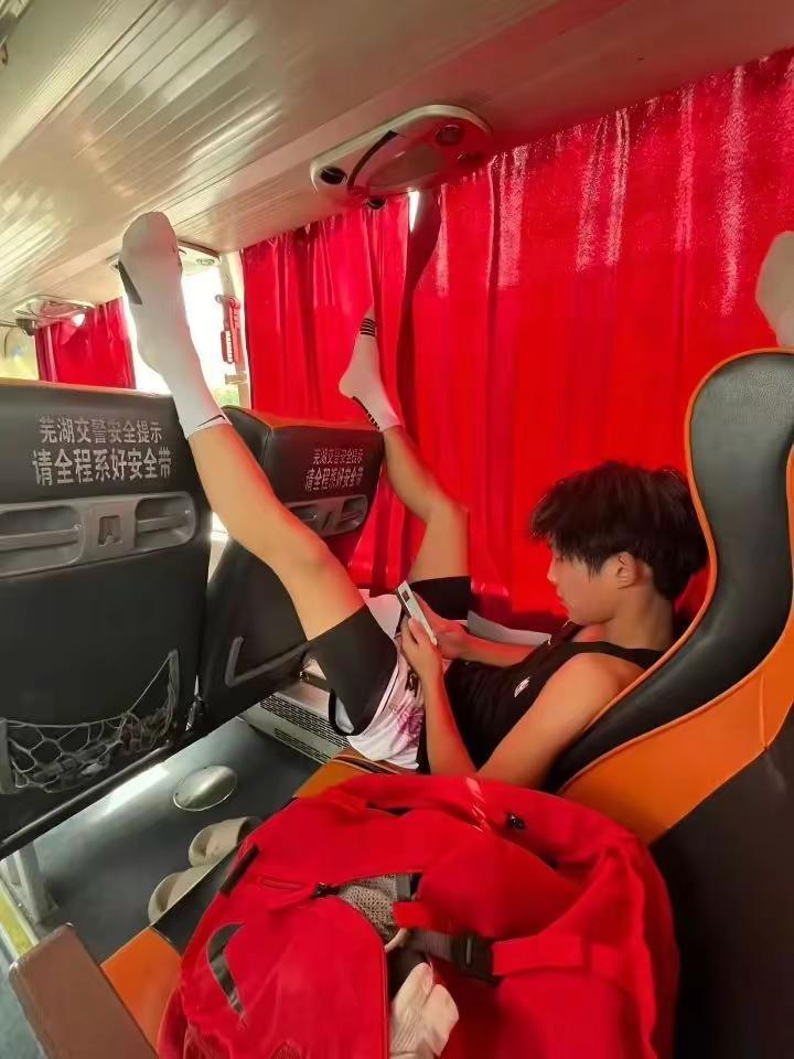 小伙子，坐车就有个坐车的样子吧，把脚搭到椅子上面成何体统！体育生 听说这是男生都